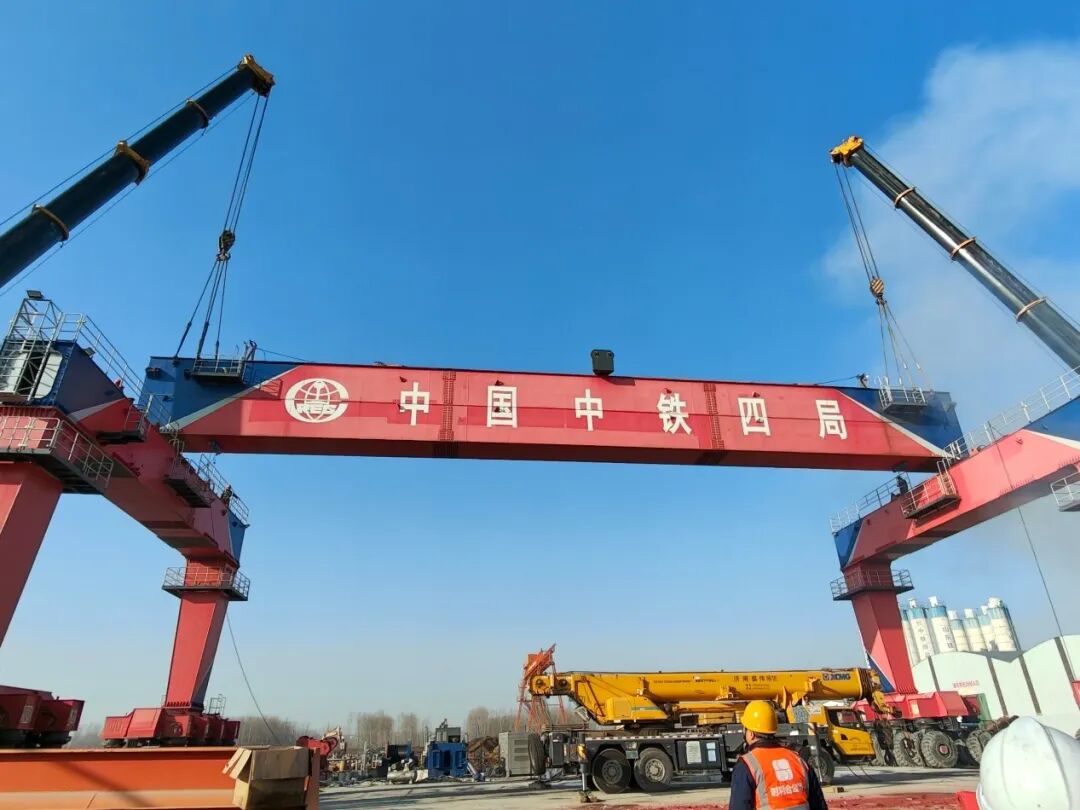 中鐵四局濟(jì)南遙墻梁場(chǎng)1100T搬運(yùn)機(jī)拆除項(xiàng)目順利完成